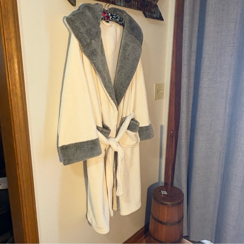 Member's Mark Women's Hooded Soft Plush Robe with Belt and Pockets S/M - Picture 4 of 8